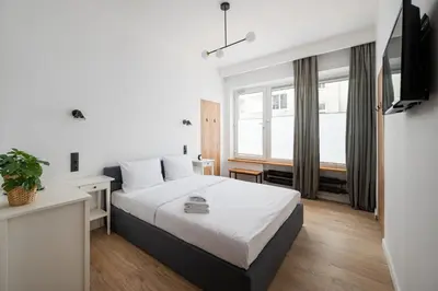 Łóżko lub łóżka w pokoju w obiekcie Hoża 35 City Centre Studios by BookingHost