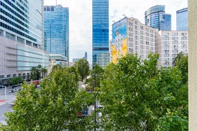 Widok na miasto Warszawa z tego apartamentu