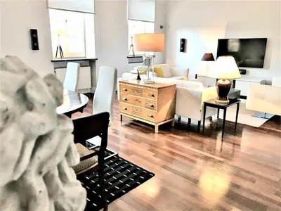 Telewizja i/lub zestaw kina domowego w obiekcie MONDRIAN Luxury Suites & Apartments Market Square IV