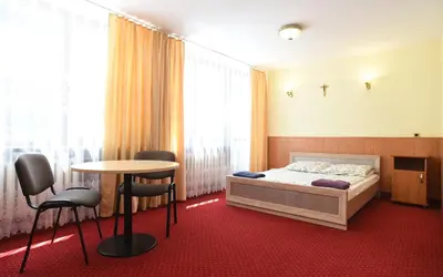 Łóżko lub łóżka w pokoju w obiekcie Dobre Miejsce Dom Rekolekcyjny
