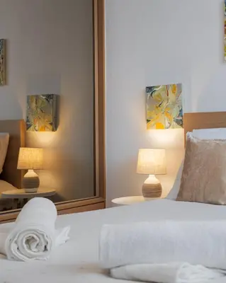 Łóżko lub łóżka w pokoju w obiekcie Luxury in Cozy Spacious Condo near Heart of Warsaw