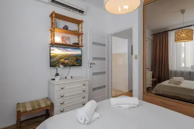 Łóżko lub łóżka w pokoju w obiekcie Luxury in Cozy Spacious Condo near Heart of Warsaw