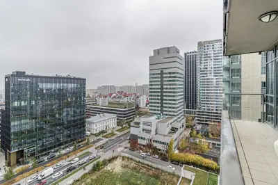 Widok na miasto Warszawa z tego apartamentu