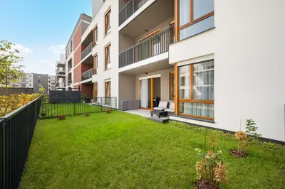 Ogród w obiekcie Wilanów Sarmacka Apartment with Garden by BookingHost