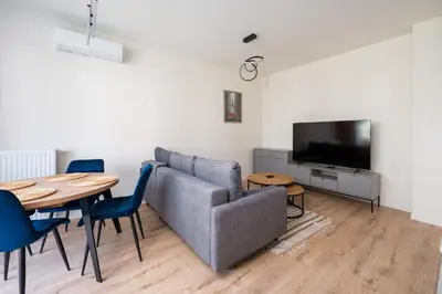 Telewizja i/lub zestaw kina domowego w obiekcie Wilanów Sarmacka Apartment with Garden by BookingHost