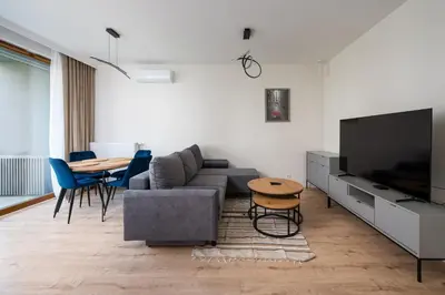 Telewizja i/lub zestaw kina domowego w obiekcie Wilanów Sarmacka Apartment with Garden by BookingHost
