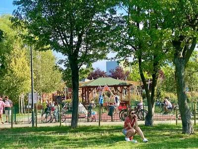 Goście zatrzymujący się w obiekcie Apartment near Metro Station and Park