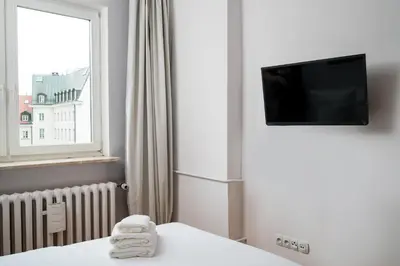 Telewizja i/lub zestaw kina domowego w obiekcie Grand Theatre Cosy Apartment by BookingHost