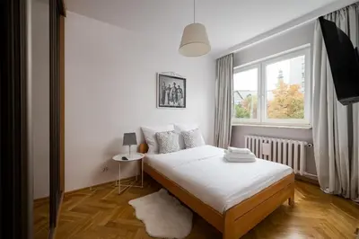 Łóżko lub łóżka w pokoju w obiekcie Grand Theatre Cosy Apartment by BookingHost