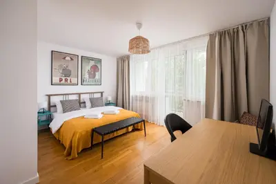 Łóżko lub łóżka w pokoju w obiekcie Metro Stokłosy 2-Bedroom Apartment by BookingHost