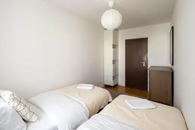 Łóżko lub łóżka w pokoju w obiekcie Metro Stokłosy 2-Bedroom Apartment by BookingHost