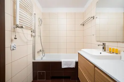 Łazienka w obiekcie Metro Stokłosy 2-Bedroom Apartment by BookingHost