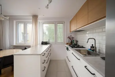 Kuchnia lub aneks kuchenny w obiekcie Metro Stokłosy 2-Bedroom Apartment by BookingHost