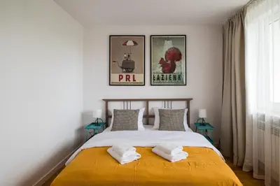 Łóżko lub łóżka w pokoju w obiekcie Metro Stokłosy 2-Bedroom Apartment by BookingHost