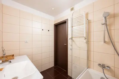 Łazienka w obiekcie Metro Stokłosy 2-Bedroom Apartment by BookingHost