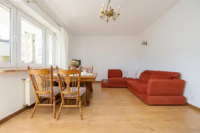 Część wypoczynkowa w obiekcie Spacious Apartment with Parking by Noclegi Renters