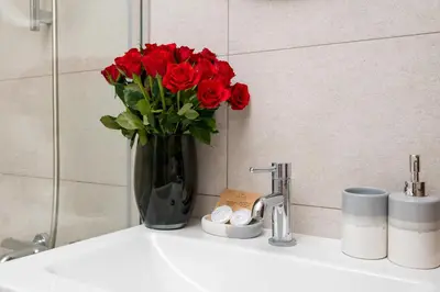 Łazienka w obiekcie Urban Gem with private parking, relaxing balcony at Metro Station, only 10 min to city centre