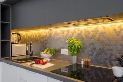 Kuchnia lub aneks kuchenny w obiekcie Urban Gem with private parking, relaxing balcony at Metro Station, only 10 min to city centre