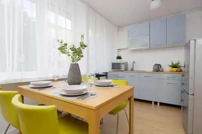 Kuchnia lub aneks kuchenny w obiekcie Family Apartment with Balcony by Noclegi Renters