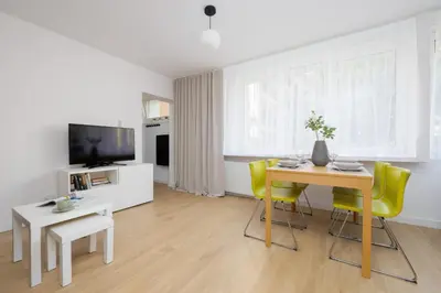 Telewizja i/lub zestaw kina domowego w obiekcie Family Apartment with Balcony by Noclegi Renters