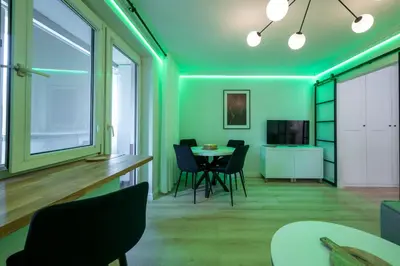 Telewizja i/lub zestaw kina domowego w obiekcie Aleja Waszyngtona Deluxe Apartment by BookingHost