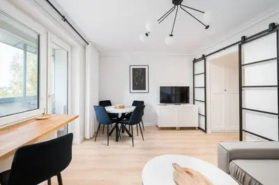 Telewizja i/lub zestaw kina domowego w obiekcie Aleja Waszyngtona Deluxe Apartment by BookingHost