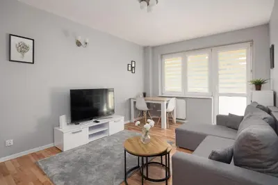 Telewizja i/lub zestaw kina domowego w obiekcie Praga Kinowa Comfy Apartment by BookingHost