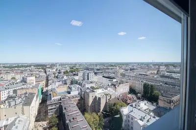 Widok na miasto Warszawa z tego apartamentu