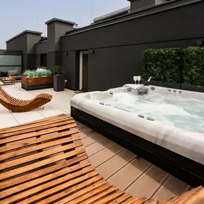 Jacuzzi Haven in Warsaw - Private Terrace & Parking