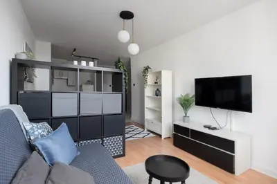 Telewizja i/lub zestaw kina domowego w obiekcie Wola Lavish Apartment by BookingHost