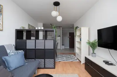 Telewizja i/lub zestaw kina domowego w obiekcie Wola Lavish Apartment by BookingHost