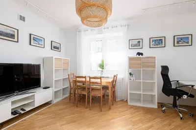 Telewizja i/lub zestaw kina domowego w obiekcie RentPlanet - Apartament Służew