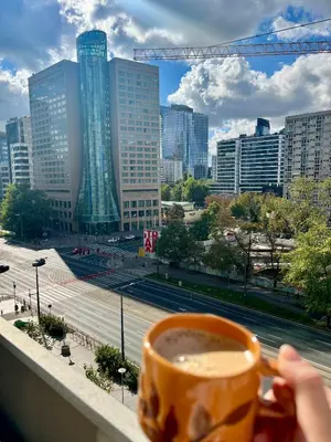Widok na miasto Warszawa z tego apartamentu