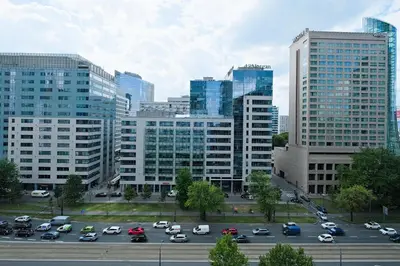 Widok na miasto Warszawa z tego apartamentu