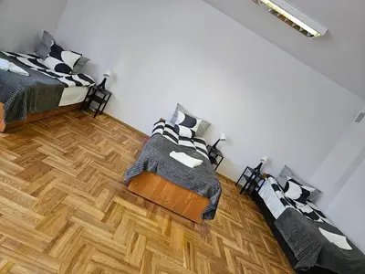 Łóżko lub łóżka w pokoju w obiekcie Hostel kamelarny dla seniorow z celodobowa opieka Wera