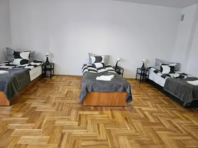 Łóżko lub łóżka w pokoju w obiekcie Hostel kamelarny dla seniorow z celodobowa opieka Wera