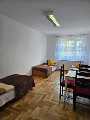 Łóżko lub łóżka w pokoju w obiekcie Hostel kamelarny dla seniorow z celodobowa opieka Wera