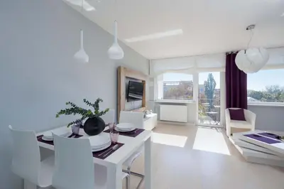 Telewizja i/lub zestaw kina domowego w obiekcie Stylish Apartment in Downtown Warsaw by Noclegi Renters