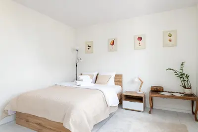 Łóżko lub łóżka w pokoju w obiekcie RentPlanet - Apartament Wola