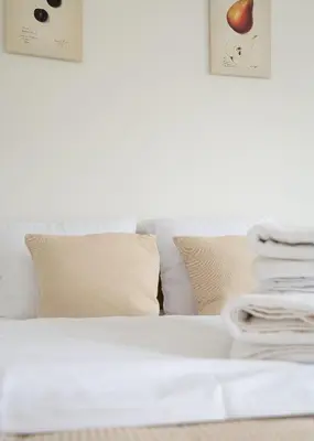 Łóżko lub łóżka w pokoju w obiekcie RentPlanet - Apartament Wola