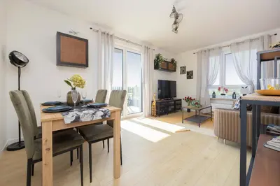 Telewizja i/lub zestaw kina domowego w obiekcie Exceptional Apartment in Warsaw with Parking by Noclegi Renters
