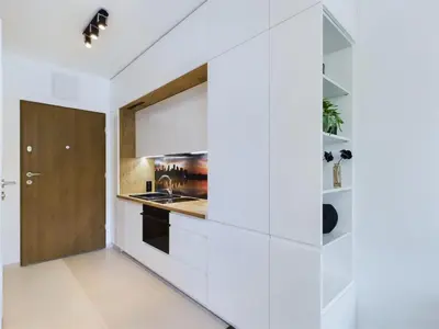 Kuchnia lub aneks kuchenny w obiekcie Klimatyczne Studio z Balkonem Warszawa by Noclegi Renters