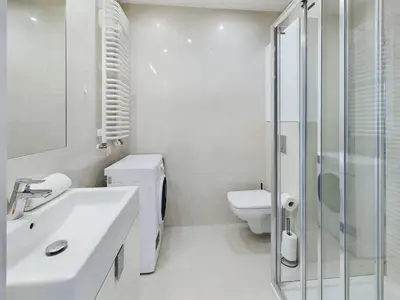 Łazienka w obiekcie Klimatyczne Studio z Balkonem Warszawa by Noclegi Renters