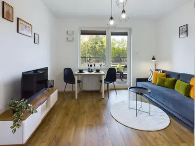 Telewizja i/lub zestaw kina domowego w obiekcie Klimatyczne Studio z Balkonem Warszawa by Noclegi Renters