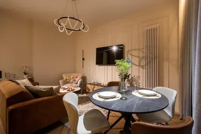 Telewizja i/lub zestaw kina domowego w obiekcie Stunning 2bed with terrace and parking