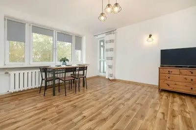 Telewizja i/lub zestaw kina domowego w obiekcie Merliniego Trendy Apartment with Desk by Noclegi Renters