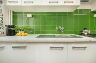 Kuchnia lub aneks kuchenny w obiekcie Merliniego Trendy Apartment with Desk by Noclegi Renters