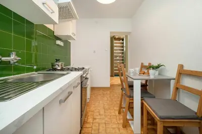 Kuchnia lub aneks kuchenny w obiekcie Merliniego Trendy Apartment with Desk by Noclegi Renters