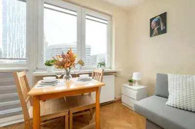 Część wypoczynkowa w obiekcie Warsaw Center Studio with Balcony, Bathub and City View by Noclegi Renters
