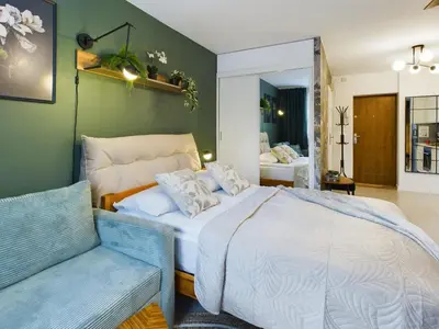 Łóżko lub łóżka w pokoju w obiekcie Atmospheric Studio for 3 People in Warsaw with Desk for Remote Work by Noclegi Renters